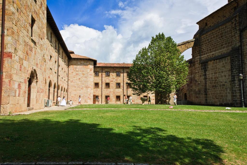 Hotel Monasterio de Leyre Yesa Buitenkant foto